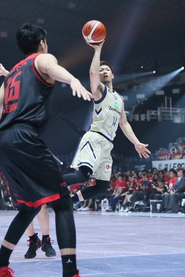 9月22日の開幕戦、アルバルク東京-琉球ゴールデンキングス 第3クォーター、シュートを放つ琉球ゴールデンキングスの岸本選手
