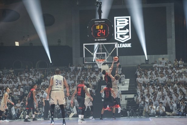 9月22日の開幕戦、アルバルク東京-琉球ゴールデンキングス 第4クォーター、シュートをブロックするアルバルク東京の竹内選手