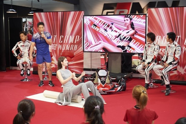 【写真を見る】「カーブを曲がるときに直にGを感じるのが気持ち良いです」とレーシングカーの魅力を語るマギーさん