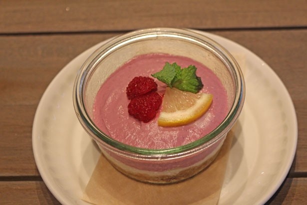 乳製品や小麦粉を使わない“ロースイーツ”も用意。「フランボワーズとレモンのローチーズケーキ」(ドリンク付き・税抜1250円)