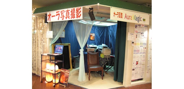 店は白いカーテンに囲まれている