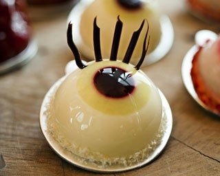 目玉がギョロッ、味は繊細！ギャップに惚れるハロウィーンスイーツ