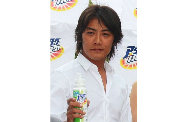 アタックNeoを持つ反町さん。持ち運びがラクな小ささも同商品の魅力だ