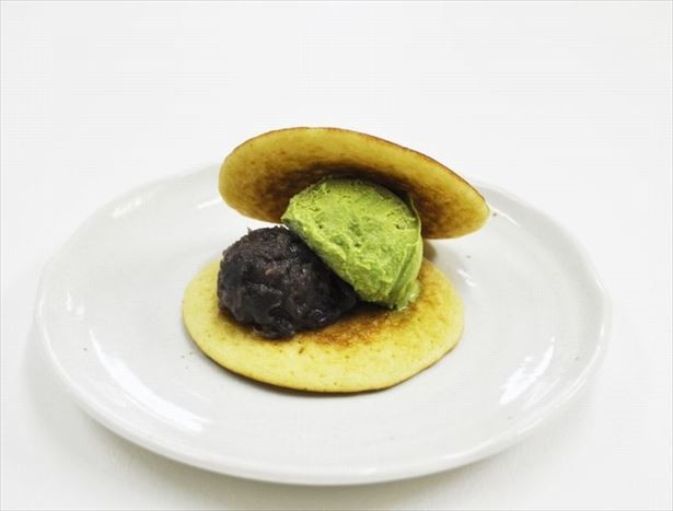 抹茶アイスにつぶあんをトッピングした「和 -なごみ-」