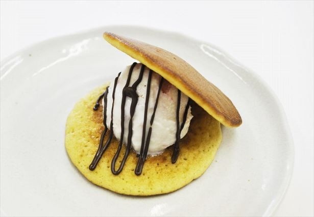 いちごミルクアイスにチョコソースをトッピングした「彩 –いろどり-」
