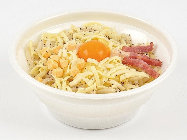 【写真を見る】第二弾はカルボナーラ風味のソースと濃厚なチーズをトッピングした「チーズクリームまぜうどん」(460円)