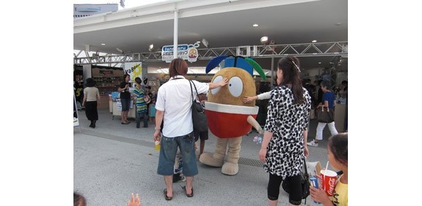 おみやげコーナーでモテモテのたねまる