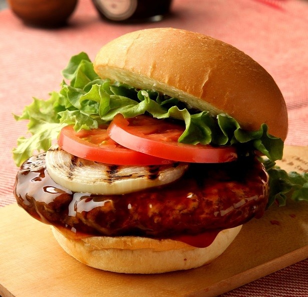 【写真を見る】「テリヤキバーガー」の溶岩石で焼き上げたジューシーなパティ