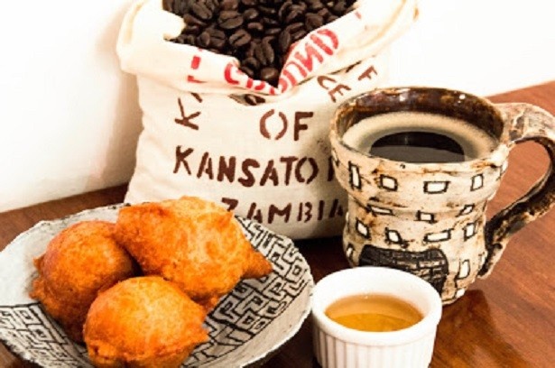 【写真を見る】「チトンブワ(ザンビア風ドーナッツ )とコーヒーセット 」(500円)