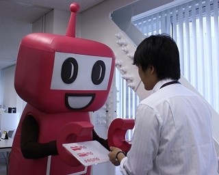 PASMOのロボットと名刺交換！誕生10周年を前に初めての営業活動を開始