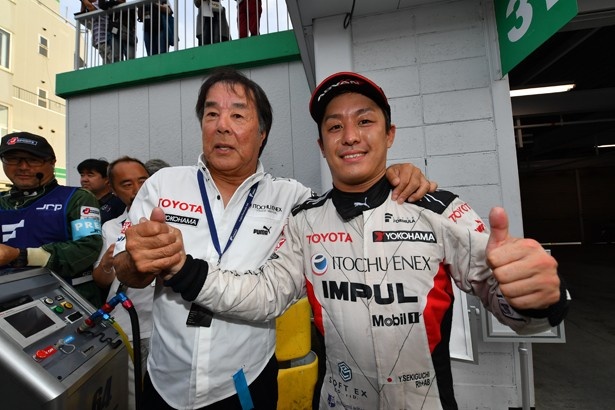 【写真を見る】インパル星野監督と関口