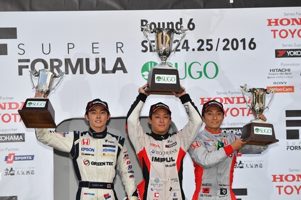 関口雄飛を中央に、左に2位の中嶋大祐（ナカジマ レーシング）、右に3位の野尻智紀（ドコモ・チーム・ダンディライアン・レーシング）が続いた