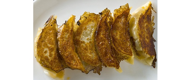 「あじと」のギョウザ（300円）。酢だけでも驚くほどうまい味わい