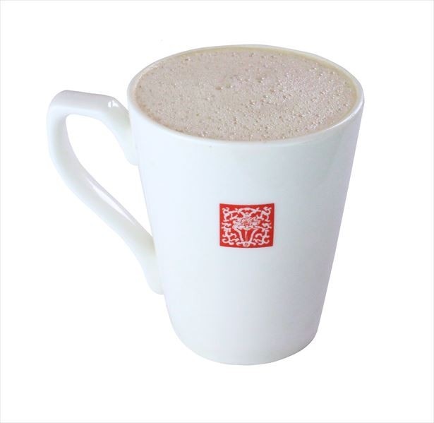 ふんわり優しいスチームミルクたっぷりのホットの「タピオカ小豆ラテ」(税抜600円)