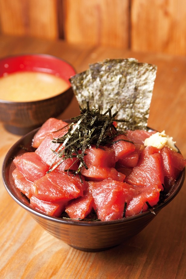 味もサイズもインパクト大の大盛りマグロ丼！