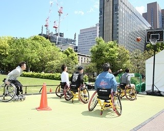 障がい者スポーツを身近に！車椅子バスケの体験会を実施