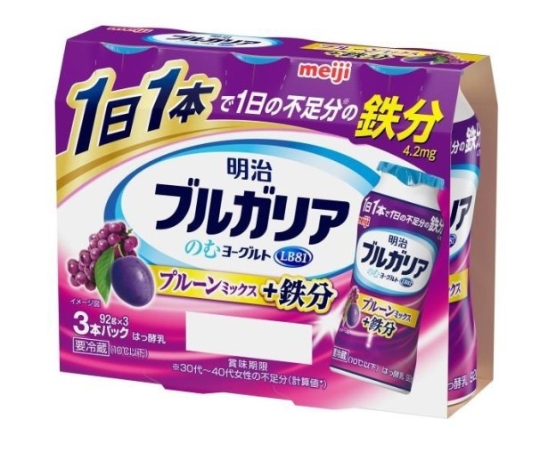 【写真を見る】「明治ブルガリアのむヨーグルトLB81 プルーンミックス＋鉄分」(希望小売価格・税抜180円)はプルーン、ブドウ、イチジクを加えた爽やかな味わい