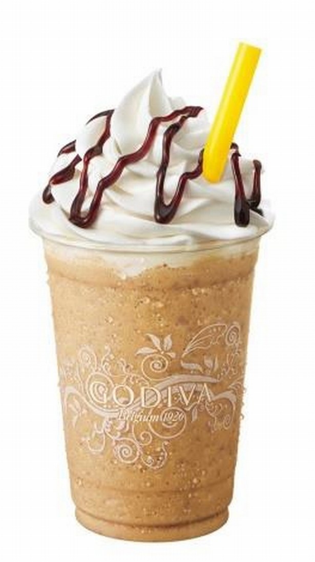 【写真を見る】ホイップクリームの上にトッピングしたビターカラメルソースで大人の味わいに仕上げたデザート感覚のショコリキサー