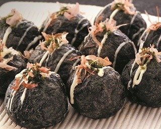 大阪の新名物は“真っ黒なたこ焼き”見た目はまるで忍者!?