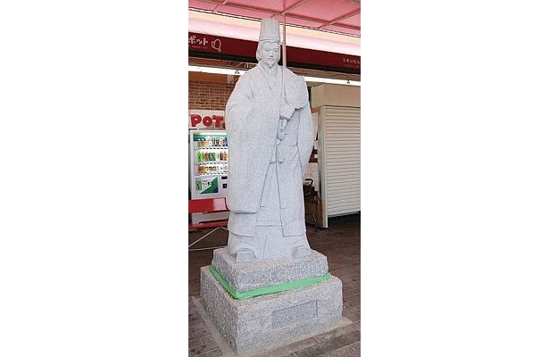 祭りでは8/22（土）10：30に三国志の等身大武将石像が除幕。威風堂々とした｢周瑜（しゅうゆ）｣と｢諸葛孔明｣の石像はド迫力