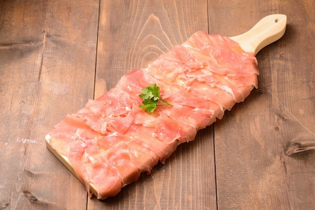 生ハムが所狭しと並べられた「名物！生ハムてんこ盛り」