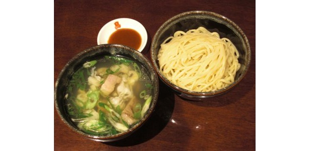 創作塩つけ麺1200円。この日のマル秘食材はハモ！