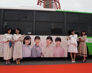 「べっぴんさん」ラッピングバスが神戸市内に登場