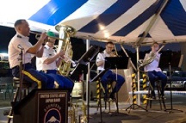 【写真を見る】在日米陸軍の軍楽隊によるライブミュージックの演奏