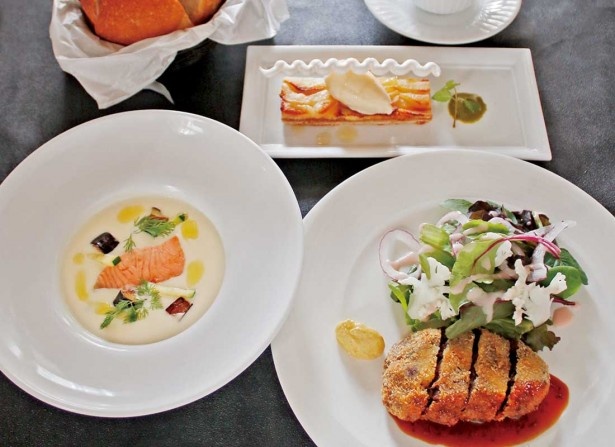 TOOTH TOOTH maison15thで食べられる｢松方コレクション展限定 牛ほほ肉のカツレツランチ」。カツレツのほか、サーモンとジャガイモのスープや自家製バターブレッド、アップルパイなどがつく