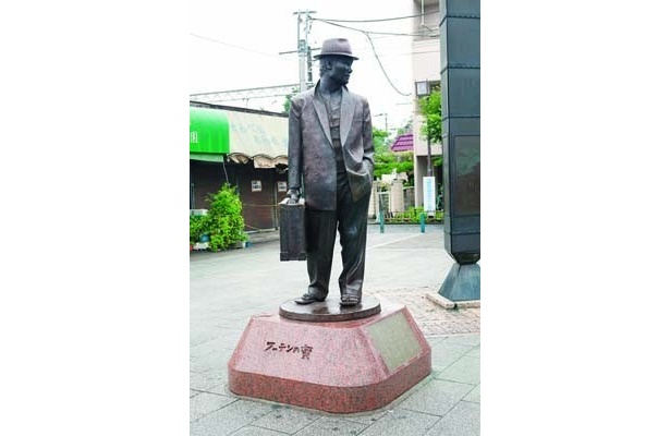 柴又駅前の寅さん像。時代を超えて、今なお愛され続けている