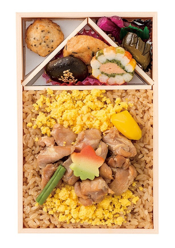 2015年1位の鶏めし（秋田県）。あきたこまちと鶏肉の甘辛い味付けが食欲をそそる