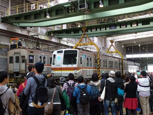 車両持ち上げなど、目の前で様々なイベントが展開される