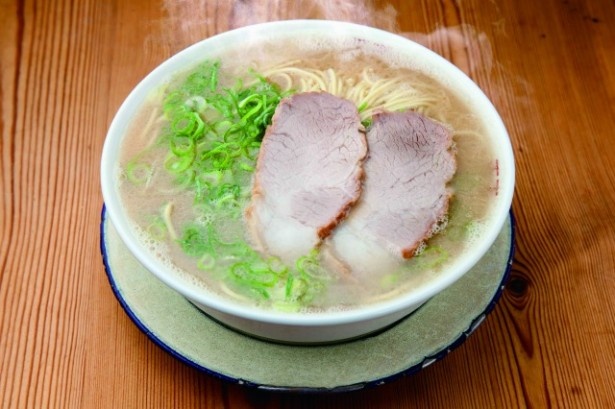 【写真を見る】福岡エリアのラーメンランキング第1位、「らぁめんシフク」のラーメン(600円)。豚骨のコクとキレを意識したスープが、中太麺とマッチする