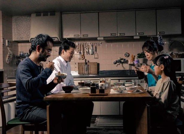 ある日、夫（古舘寛治）の古い知人という謎めいた男、八坂（浅野忠信）が町工場を営む鈴岡家に住み込みで働くことになった