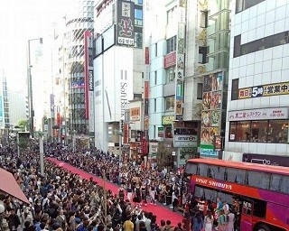 西内まりやが登場！渋谷で路上ファッションショー開催