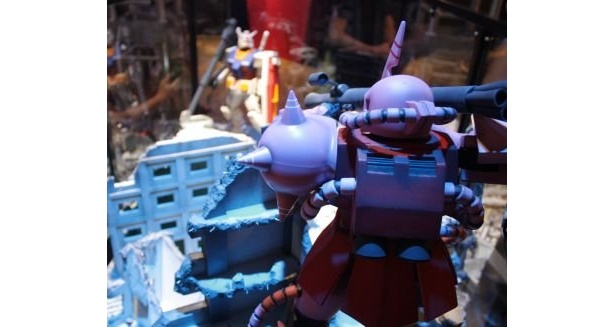 ガンダムをねらうシャア専用ザクの姿も！