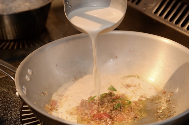 乾燥セップ茸や昆布を一晩水出ししたものとベジ白湯を1：2の割合で合わせ、17種類のスパイスをブレンドしたスープ