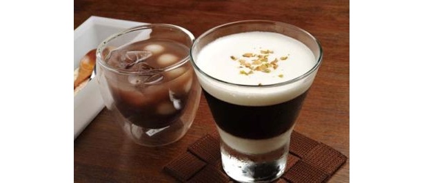 Cafe Broncoの、たっぷりのホイップとミルクプリンが層になった「コーヒーゼリー」（右￥400）と、冷やし白玉ぜんざい（左￥500）
