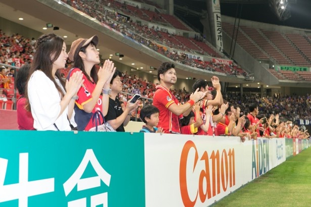 豊田スタジアムでのピッチサイド見学会の様子