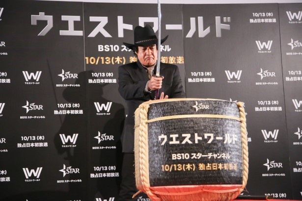 【写真を見る】藤岡弘、が日本刀での鏡割りに挑戦!