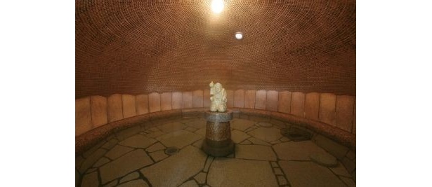 風呂の中央に金運アップの大黒様が！『黄金の湯』