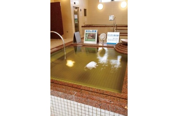 おふろの国の「アツアツ茶の湯」。殺菌作用とビタミンによる、肌の引き締め効果が期待でるかも