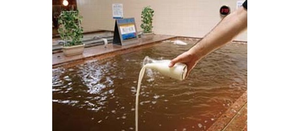 おふろの国の日替わり風呂は、紅茶の湯にミルクを入れて“ミルクティー”なんて日も！
