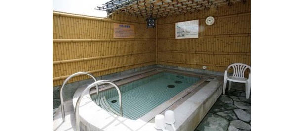高濃度の炭酸がお湯に溶け込んでいてラムネの中に入っているような、おふろの国にある「月見の炭酸泉」