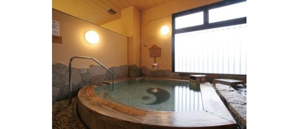 厚木天然温泉　ほの香には、源泉かけ流しの「源泉の湯」も。27℃ほどの低温ながら、体の芯からじわじわ温まってくると好評