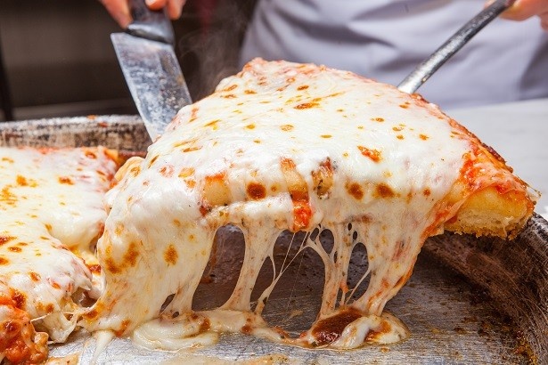 “カリふわ感”がやみつきとなるスポンティーニのピザ