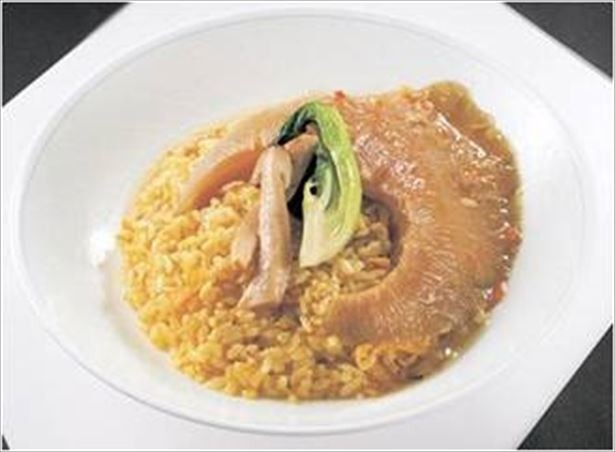 フカヒレの尾びれを一枚使用し、あんには上海蟹みそをかけた「中国名菜 銀座アスター」の「ふかひれの姿煮ごはん」(1万800円)。3日前までに要予約