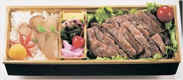 米沢牛のサーロインと松茸の豪華な共演「味の梅ばち」の「サーロインステーキ・松茸弁当」(1万800円)。注文後に調理