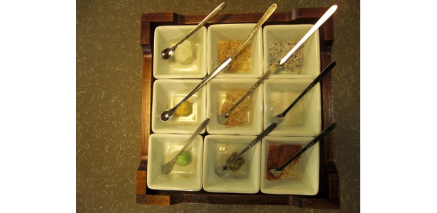 薬味は9種も。味の変化をイロイロを楽しめる