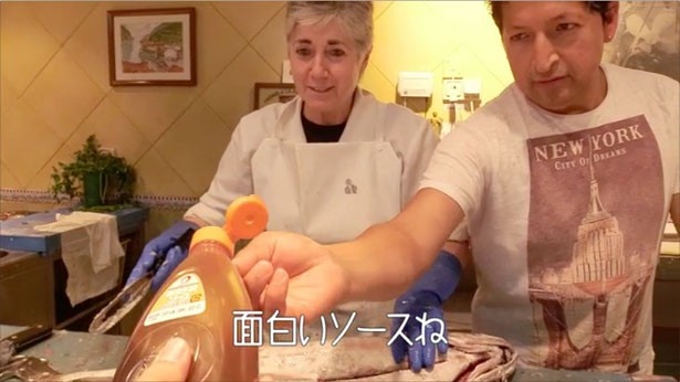 初めて見るオタフクソースに興味津々！